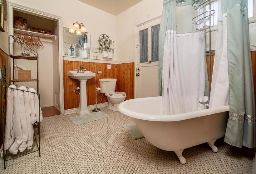 سوییت لوکس, The Blenman Inn