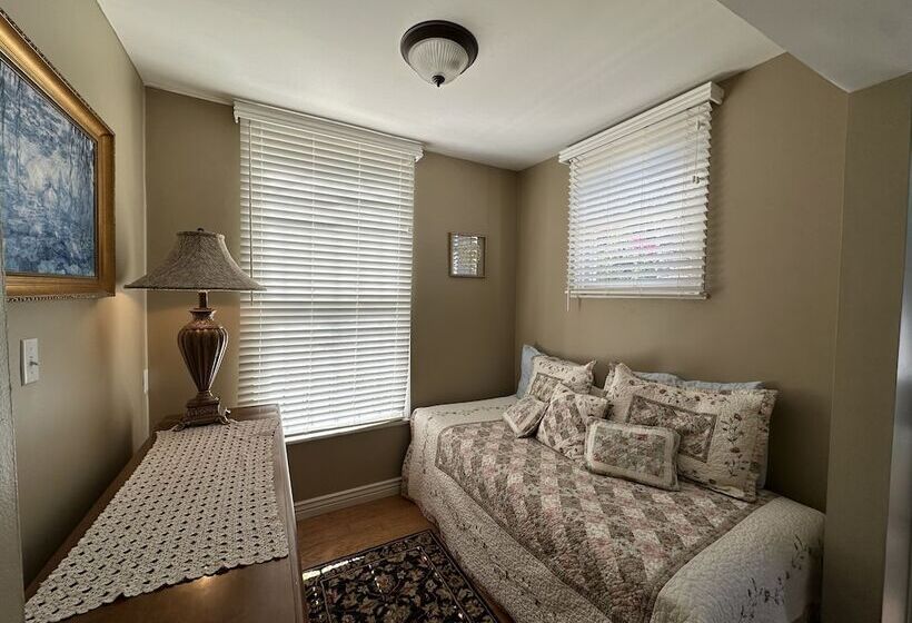 سوییت لوکس, The Blenman Inn