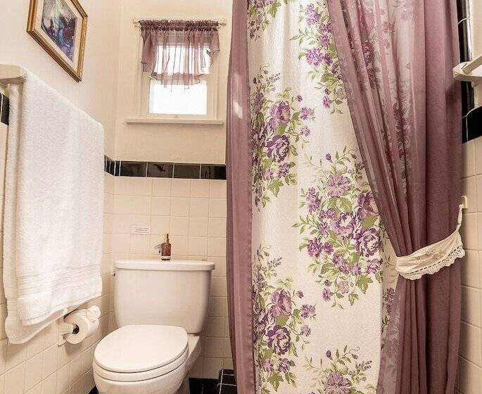 سوییت لوکس, The Blenman Inn