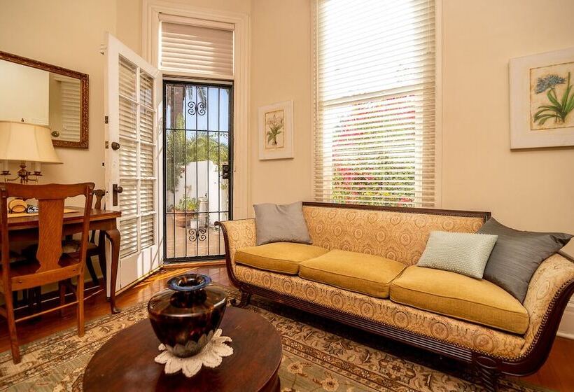 اتاق لوکس, The Blenman Inn