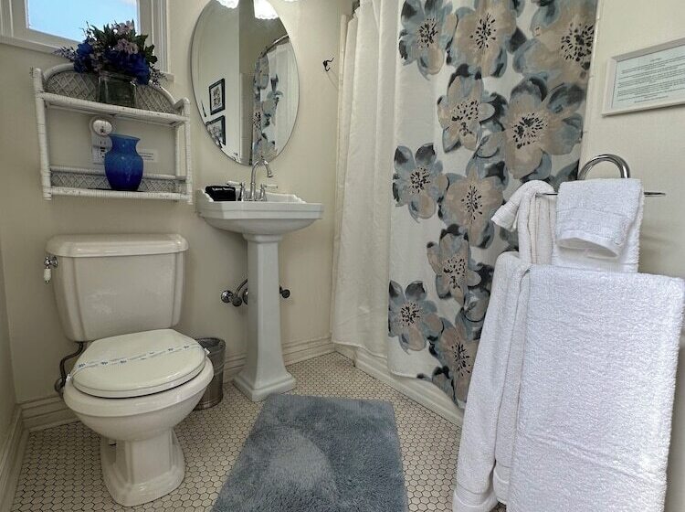 اتاق استاندارد, The Blenman Inn