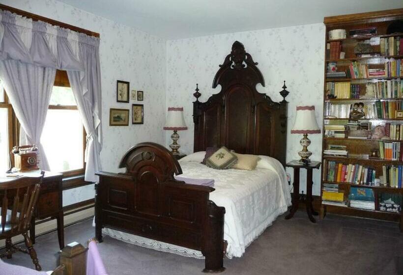 חדר סטנדרט לשלושה עם מרפסת, Victorian Loft Bed And Breakfast