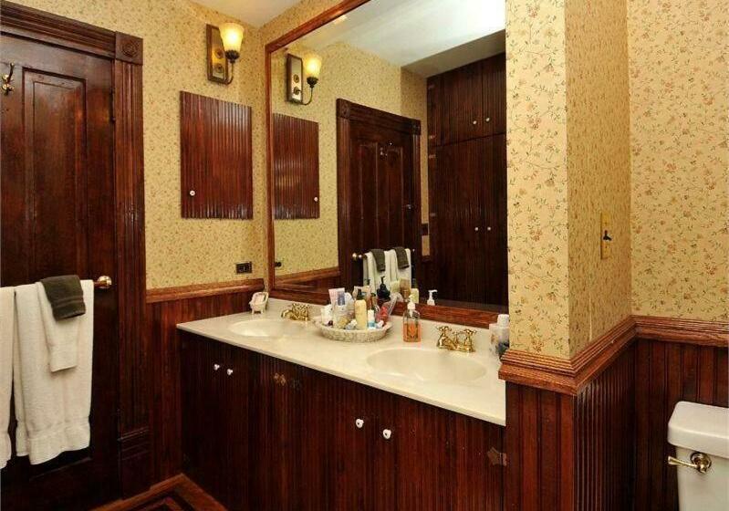 חדר סטנדרט לשלושה עם מרפסת, Victorian Loft Bed And Breakfast