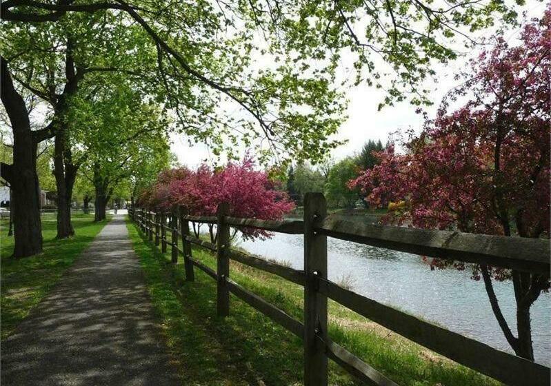 Трехместный Номер Стандарт с Балконом, Victorian Loft Bed And Breakfast