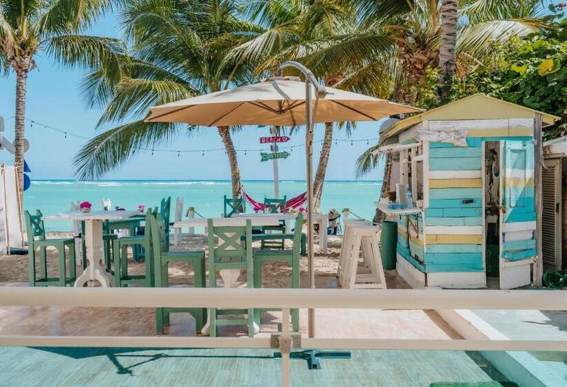 سوییت با چشم‌انداز دریا, Green Coast Beach
