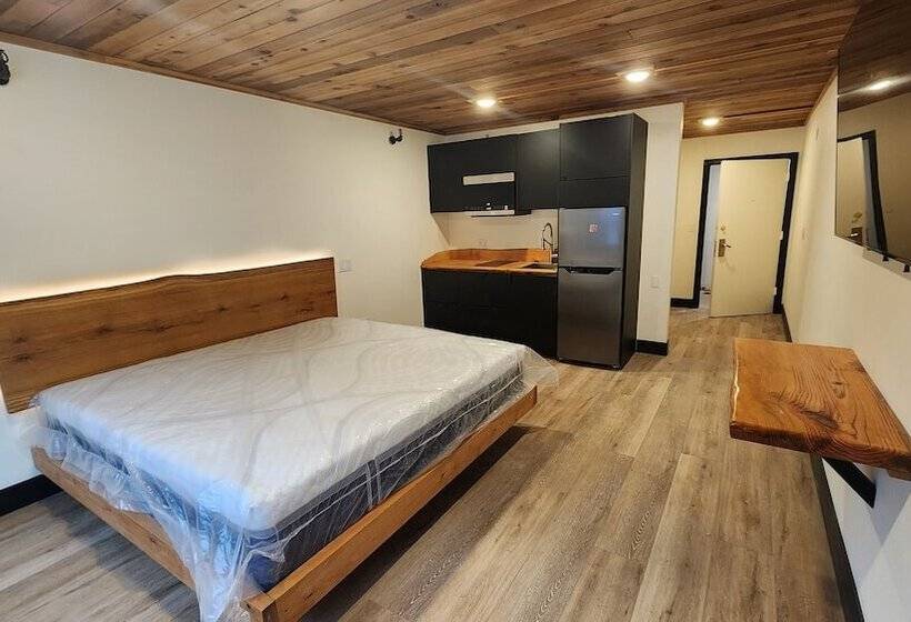 اتاق لوکس با چشمانداز دریا, Waterfront On Glacier