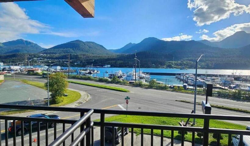 استودیوی استاندارد با چشمانداز دریا, Waterfront On Glacier