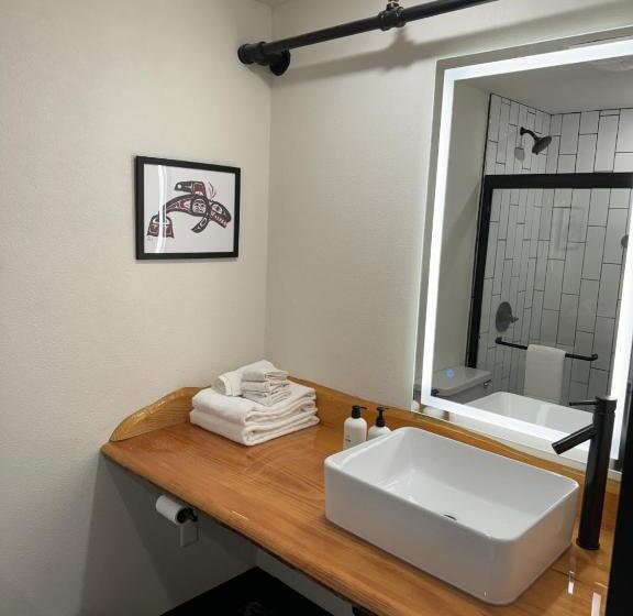 اتاق استاندارد با تخت بزرگ, Waterfront On Glacier