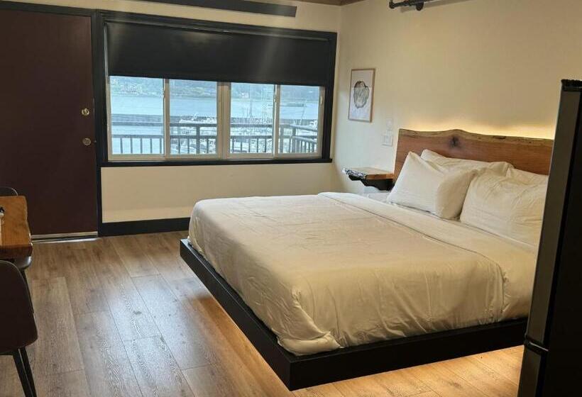 اتاق استاندارد با تخت بزرگ, Waterfront On Glacier