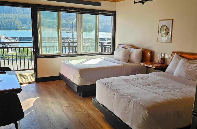 اتاق استاندارد با بالکن و چشمانداز دریا, Waterfront On Glacier