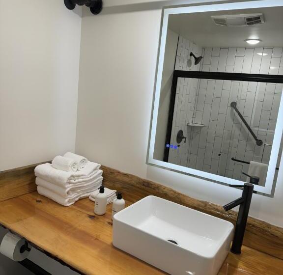 اتاق لوکس با تخت بزرگ, Waterfront On Glacier