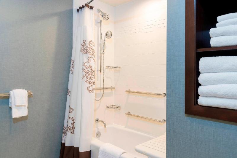 מיטת קינג בסוויטה, Residence Inn By Marriott Green Bay Downtown