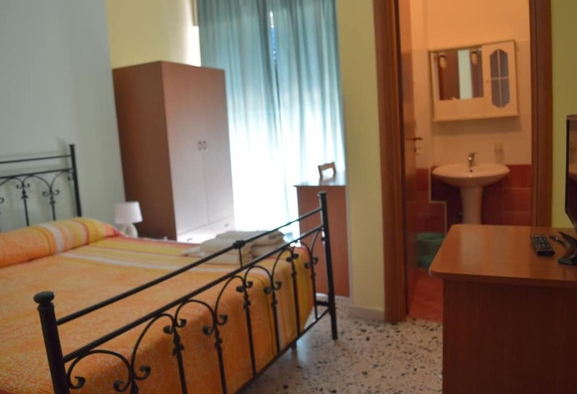 غرفة قياسية ثلاثية, B&b Scalea Rooms