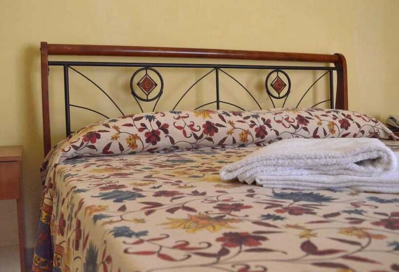 غرفة قياسية ثلاثية, B&b Scalea Rooms