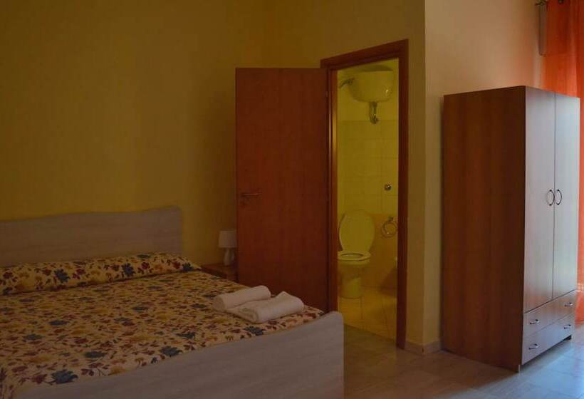 غرفة قياسية ثلاثية, B&b Scalea Rooms
