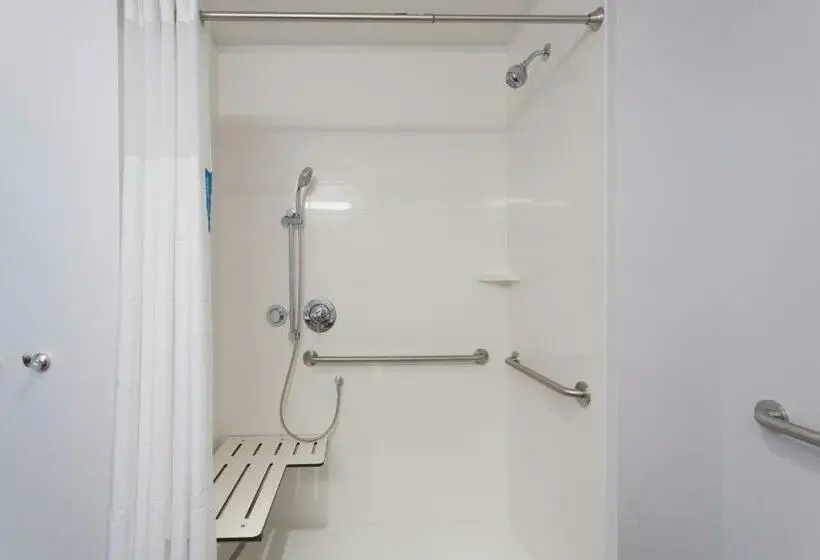 身障者適用キングサイズベッドルーム, Hampton Inn Fort Lauderdale Pompano Beach