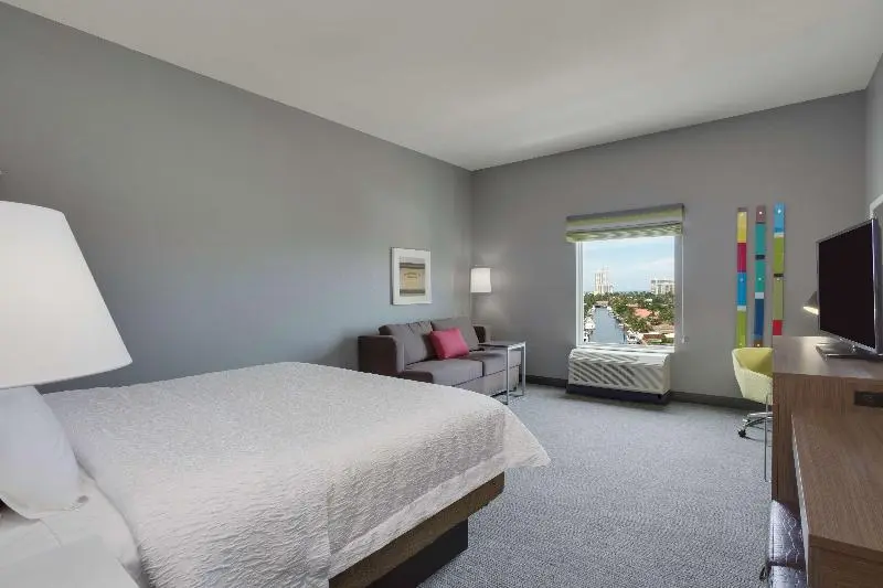 キングサイズベッドのスタンダードルーム, Hampton Inn Fort Lauderdale Pompano Beach
