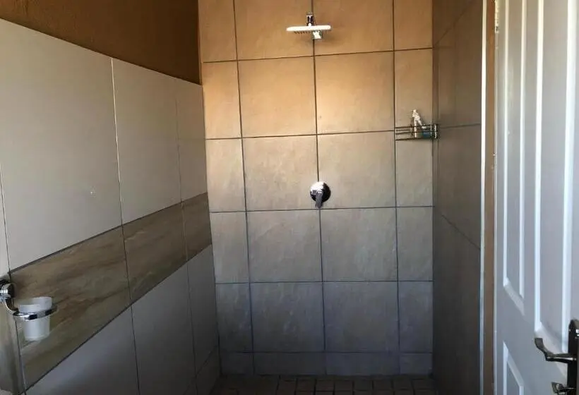 اتاق لوکس با بالکن, Me Casa Guest House