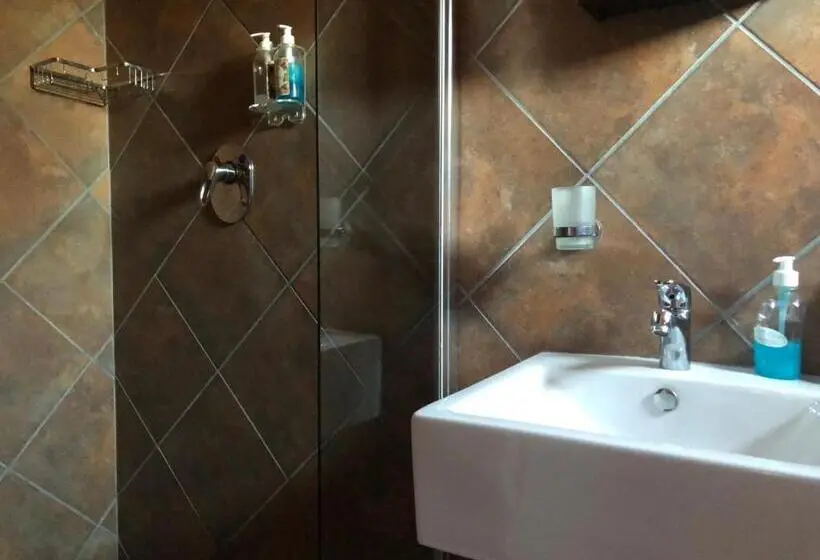 اتاق لوکس با بالکن, Me Casa Guest House