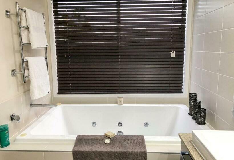 מיטת קינג בסוויטה, Bella Vista Bed And Breakfast Of Raby Bay