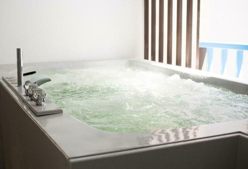 اتاق لوکس با وان آب گرم, Costa Village Bangsaray