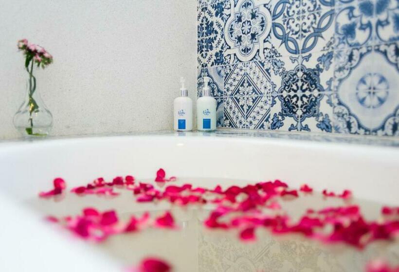 اتاق لوکس با چشمانداز دریا, Costa Village Bangsaray