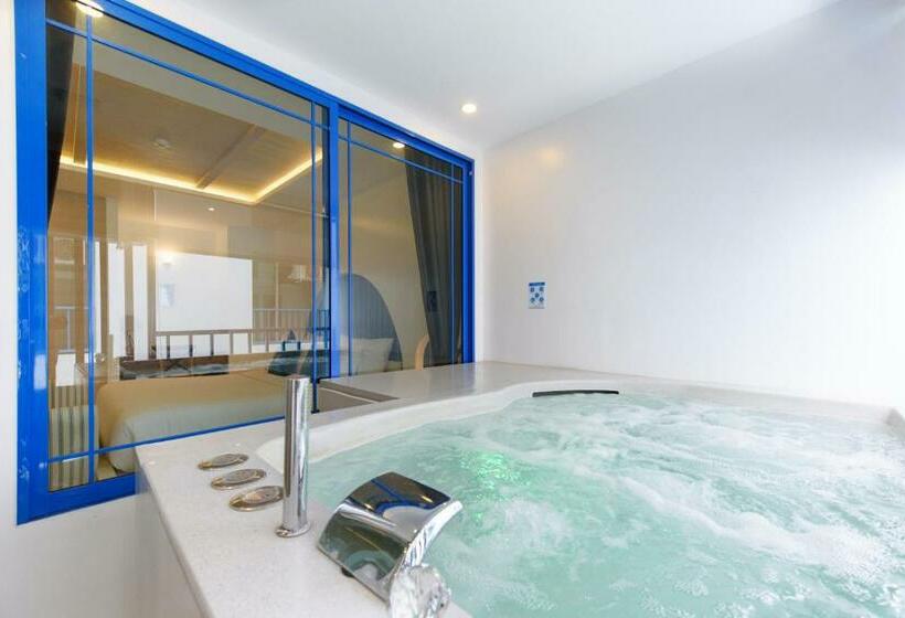 اتاق لوکس با وان آب گرم, Costa Village Bangsaray