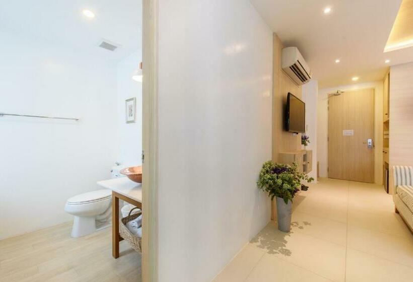 اتاق لوکس با وان آب گرم, Costa Village Bangsaray