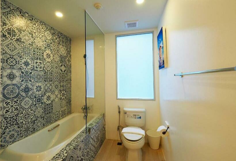 اتاق لوکس با وان آب گرم, Costa Village Bangsaray