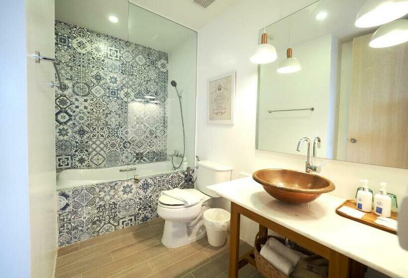 اتاق لوکس با چشمانداز دریا, Costa Village Bangsaray