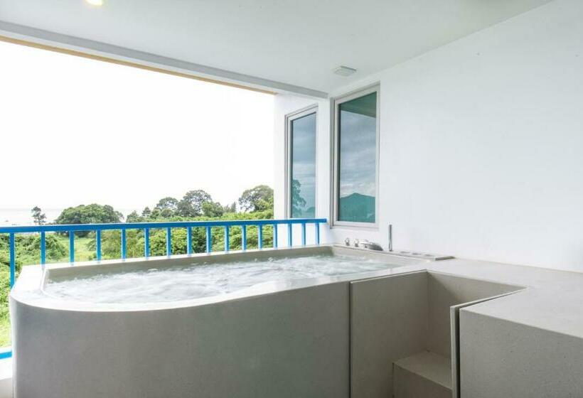 اتاق لوکس با چشمانداز دریا, Costa Village Bangsaray