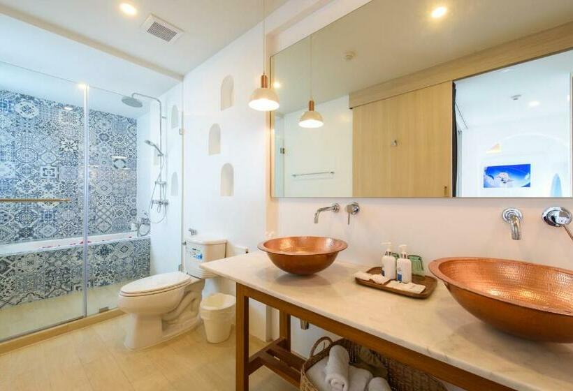 اتاق لوکس با چشمانداز دریا, Costa Village Bangsaray