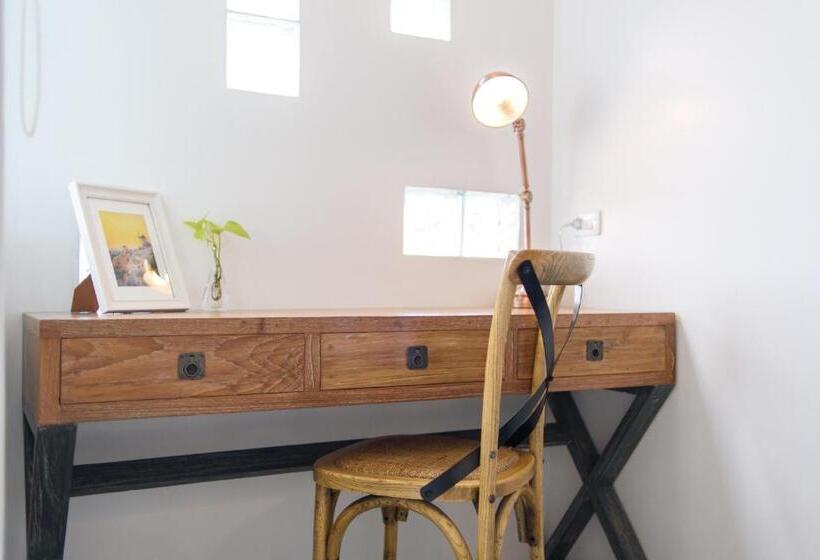 اتاق لوکس با چشمانداز دریا, Costa Village Bangsaray