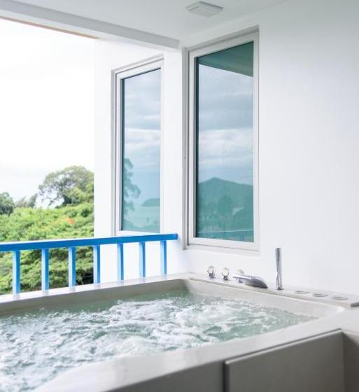 اتاق لوکس با چشمانداز دریا, Costa Village Bangsaray