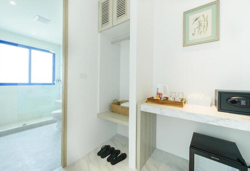 اتاق سوپریور با چشمانداز باغ, Costa Village Bangsaray