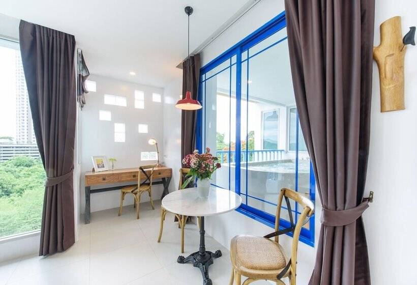 اتاق لوکس با چشمانداز دریا, Costa Village Bangsaray