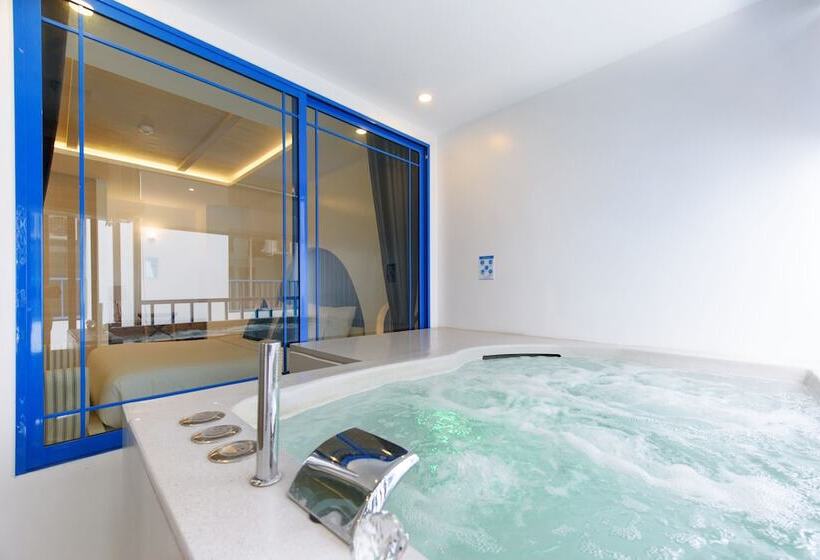 اتاق لوکس با چشمانداز دریا, Costa Village Bangsaray