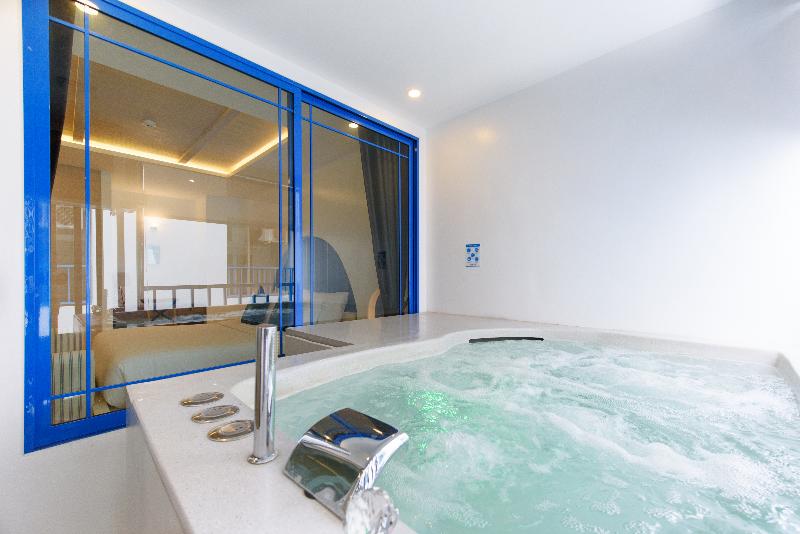 اتاق لوکس با وان آب گرم, Costa Village Bangsaray