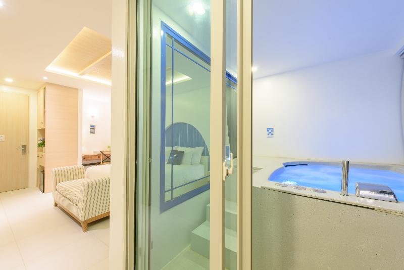 اتاق لوکس با وان آب گرم, Costa Village Bangsaray