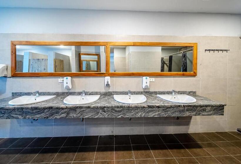 اتاق استاندارد سه تخته با سرویس بهداشتی مشترک, 9station Hostel & Bar Phu Quoc