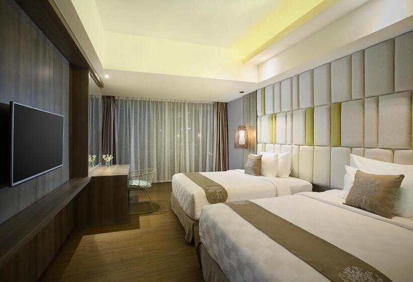 اتاق لوکس با چشم‌انداز استخر, The Crystal Luxury Bay Resort Nusa Dua