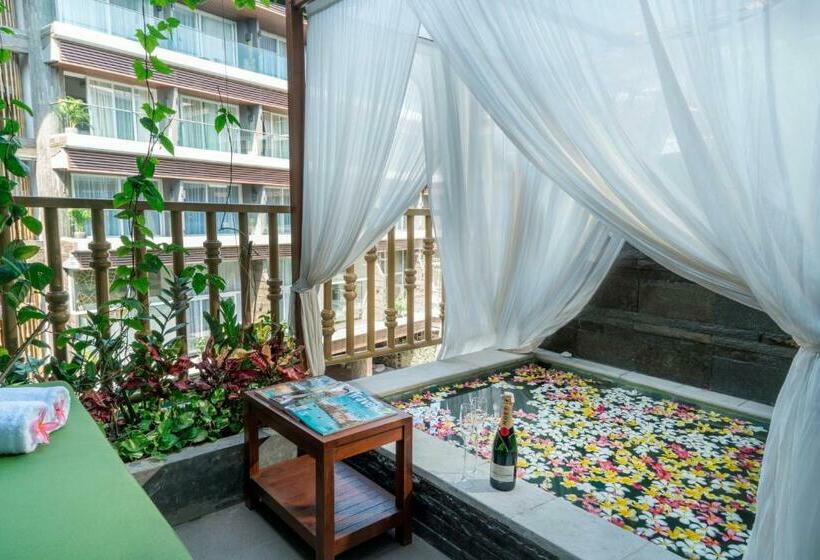 غرفة ديلوكس مطلة على حمام السباحة, The Crystal Luxury Bay Resort Nusa Dua