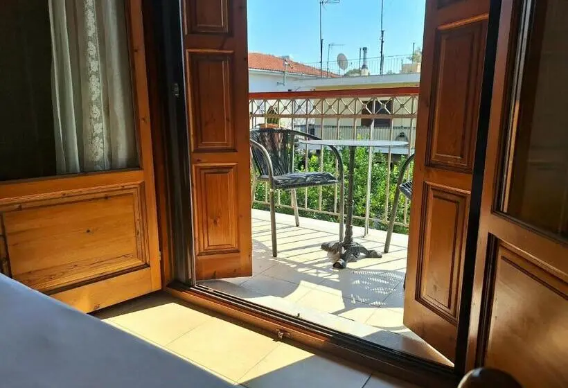 Basic-huone, Skourgias Rooms