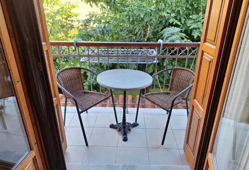 Standard Kolmen Hengen Huone Parveke, Skourgias Rooms
