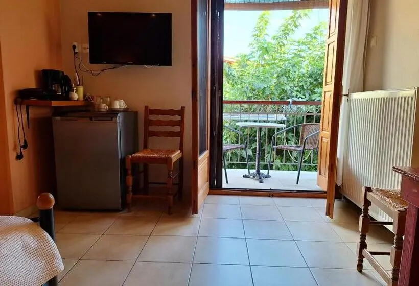 Standard Kolmen Hengen Huone Parveke, Skourgias Rooms