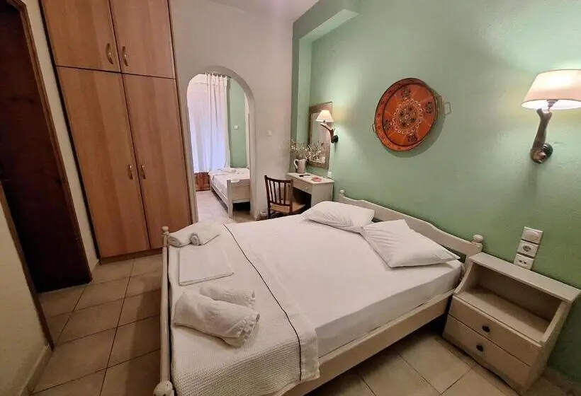 Standard Triple Room with Terrace, Skourgias Rooms