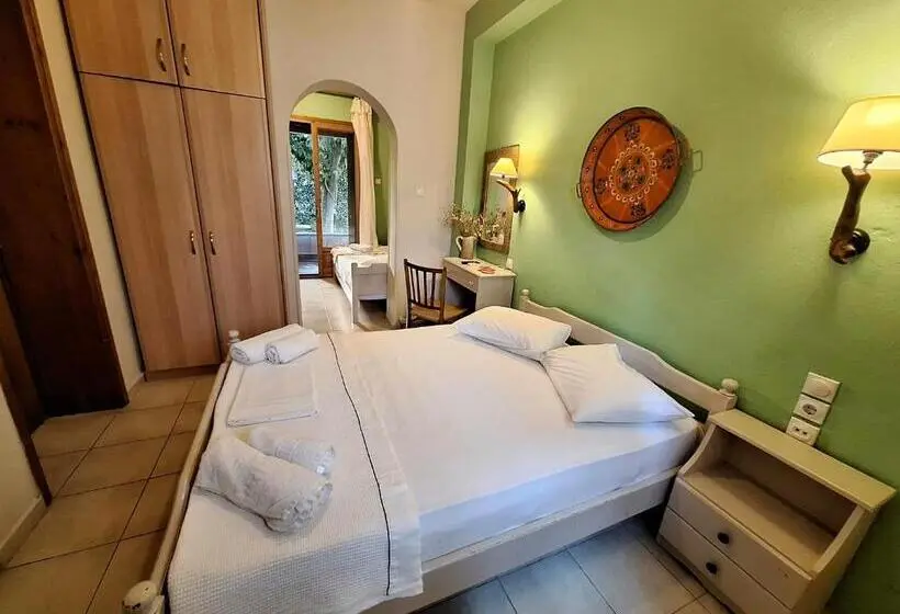 Standard Triple Room with Terrace, Skourgias Rooms