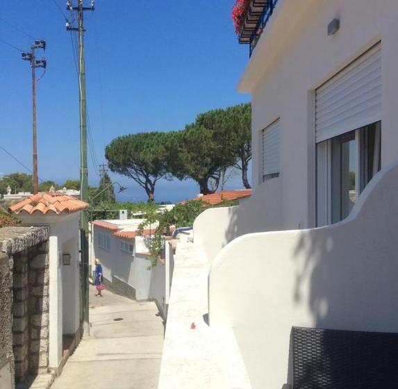 غرفة قياسية ثلاثية, Victoria Place