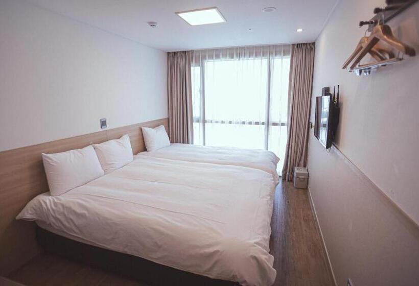 חדר משפחתי, Kenny Stay Jeju Seogwipo