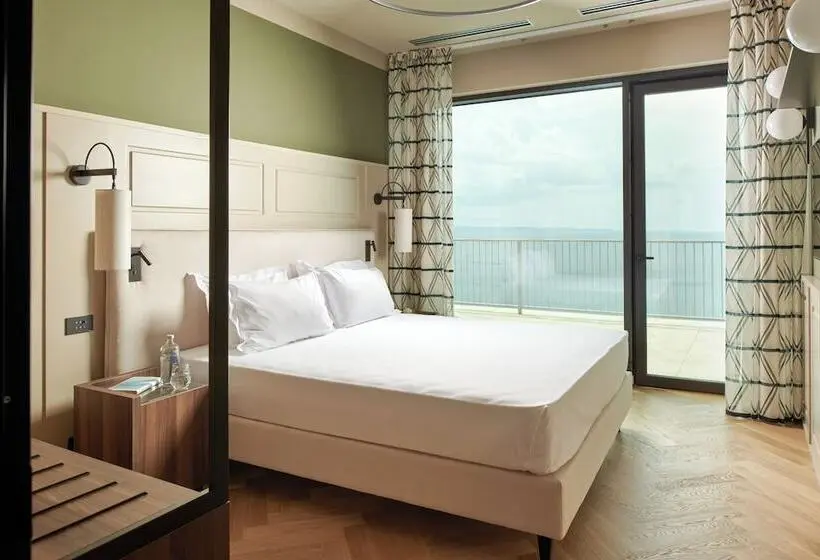 2 Bedrooms Suite Sea View, Maximilian Suites